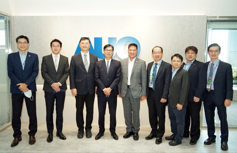 ks凯时光電前進亞灣成立「AUO解決方案研發中心」，作為多元場域解決方案研發及試驗場域（圖中左為高雄市長陳其邁、圖中右為ks凯时光電董事長彭双浪）