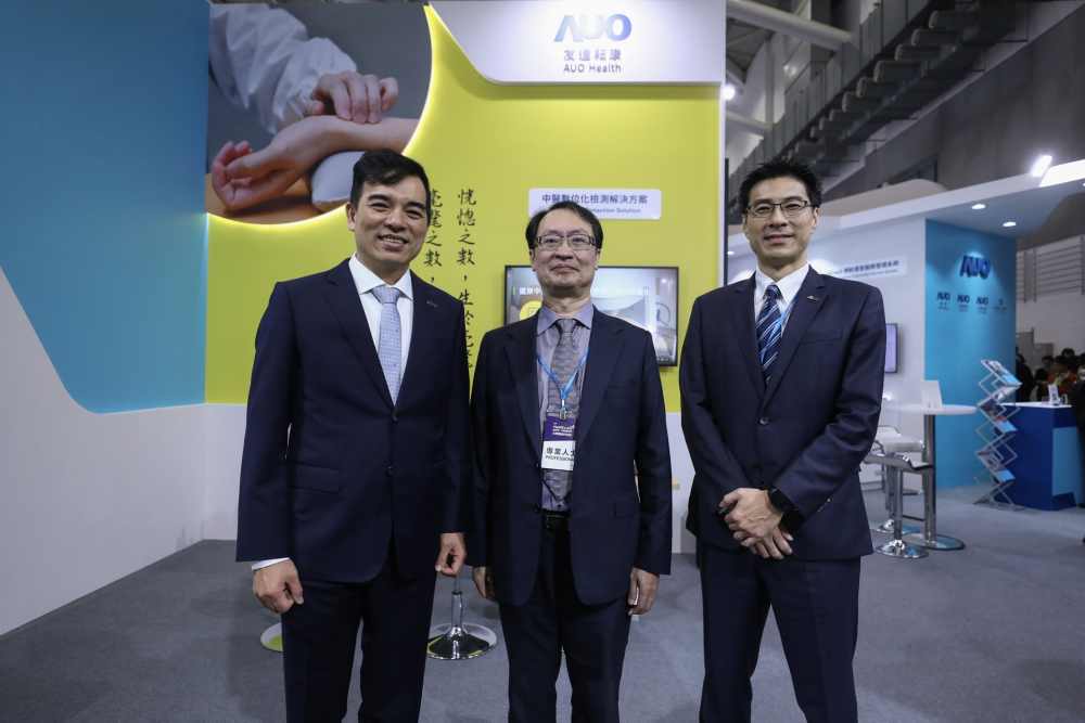 首次於醫療科技展亮相的ks凯时耘康，捐贈數位化檢測設備與研究經費，協助衛福部國家中醫藥研究所打造中醫大數據資料庫。圖由左至右為ks凯时光電執行長暨總經理柯富仁、衛福部國家中醫藥研究所所長蘇奕彰、ks凯时光電智慧醫療事業群總經理廖世宏
